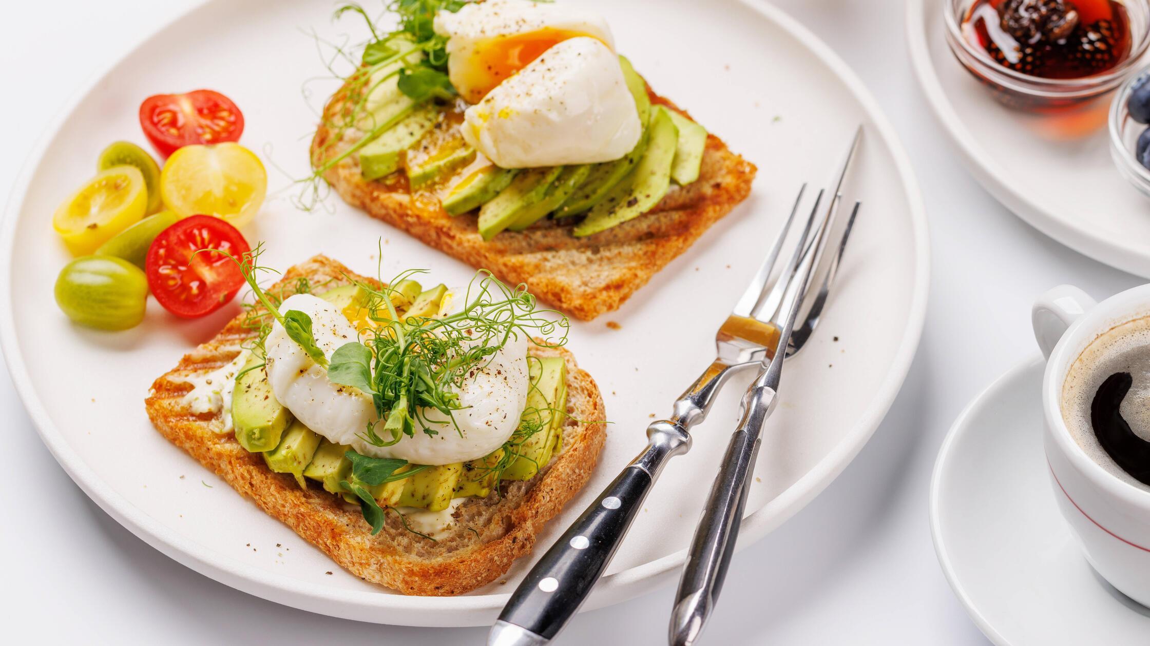 Frühstück mit leckeren Avocado-Toasts und knusprig