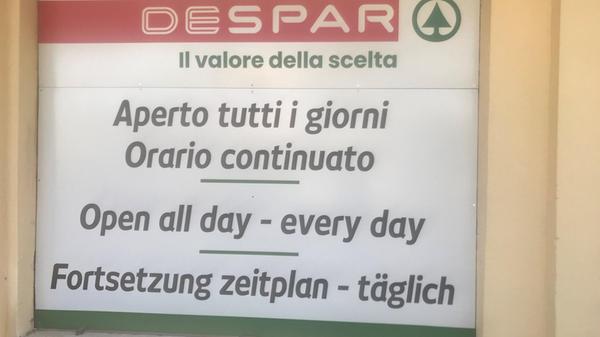 Gesehen von Hilde Thordsen aus Lauf vor einem Supermarkt in Muravera auf Sardinien.;