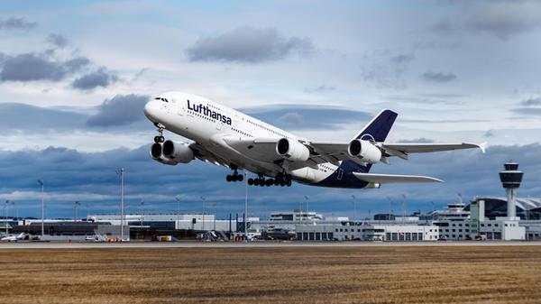 Blick auf den Münchner Flughafen - A380 der Luftha