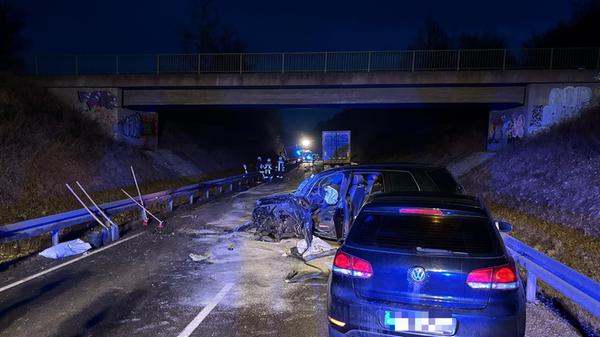 Zwei Autos mit Blick Berg runter