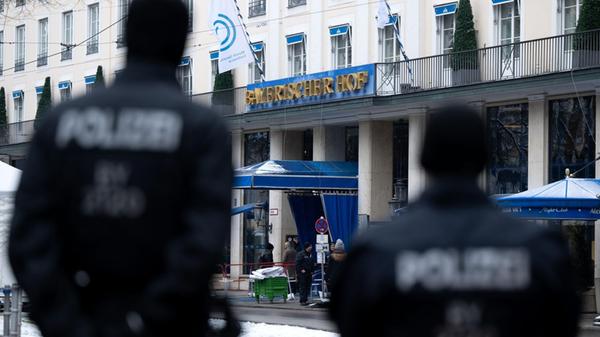 Polizisten stehen nach Abschluss der Sicherheitsko