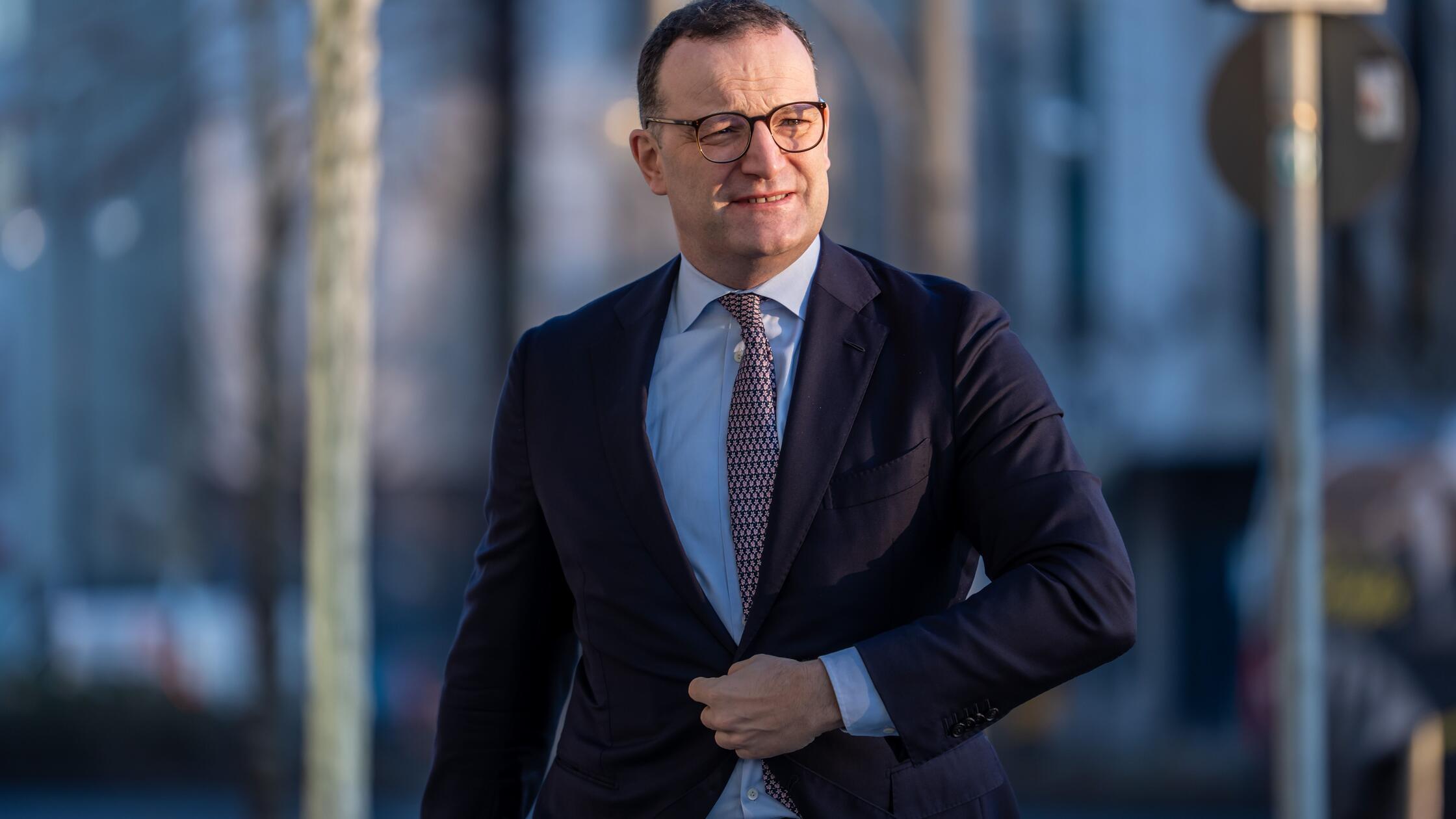 Jens-Spahn-erkl-rt-in-N-rnberg-wie-die-Koalition-wieder-Fu-fassen-will-Es-muss-Punkt-