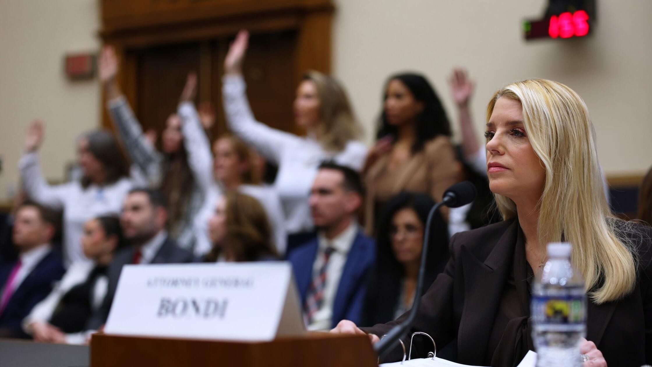 US-Justizministerin Pam Bondi (r) sagt vor einem A