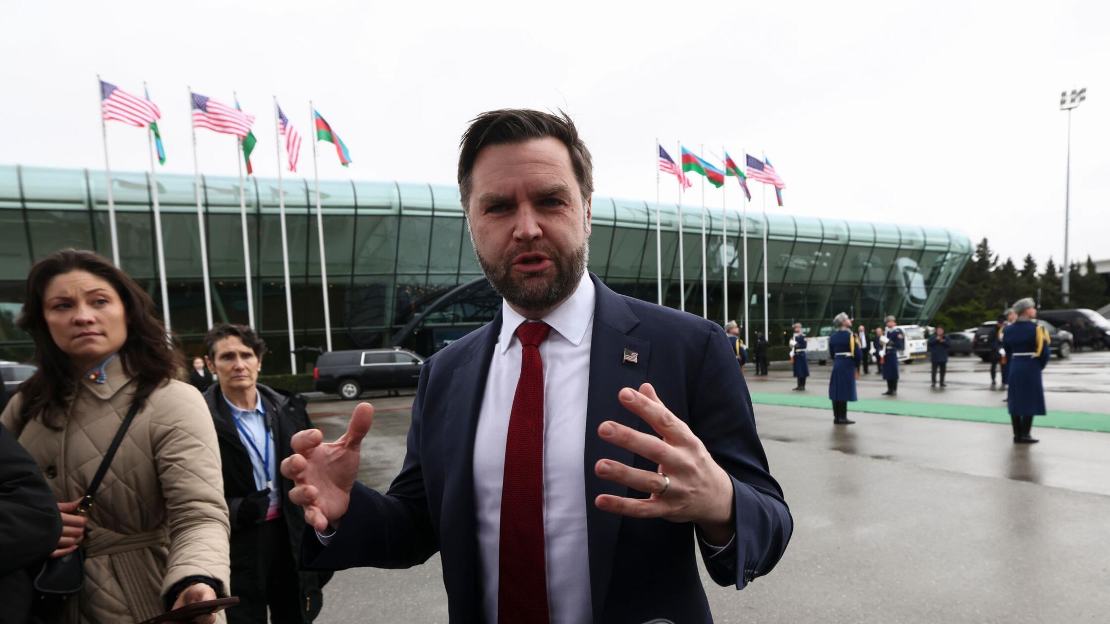 US-Vizepräsident JD Vance spricht zu den Medien, b