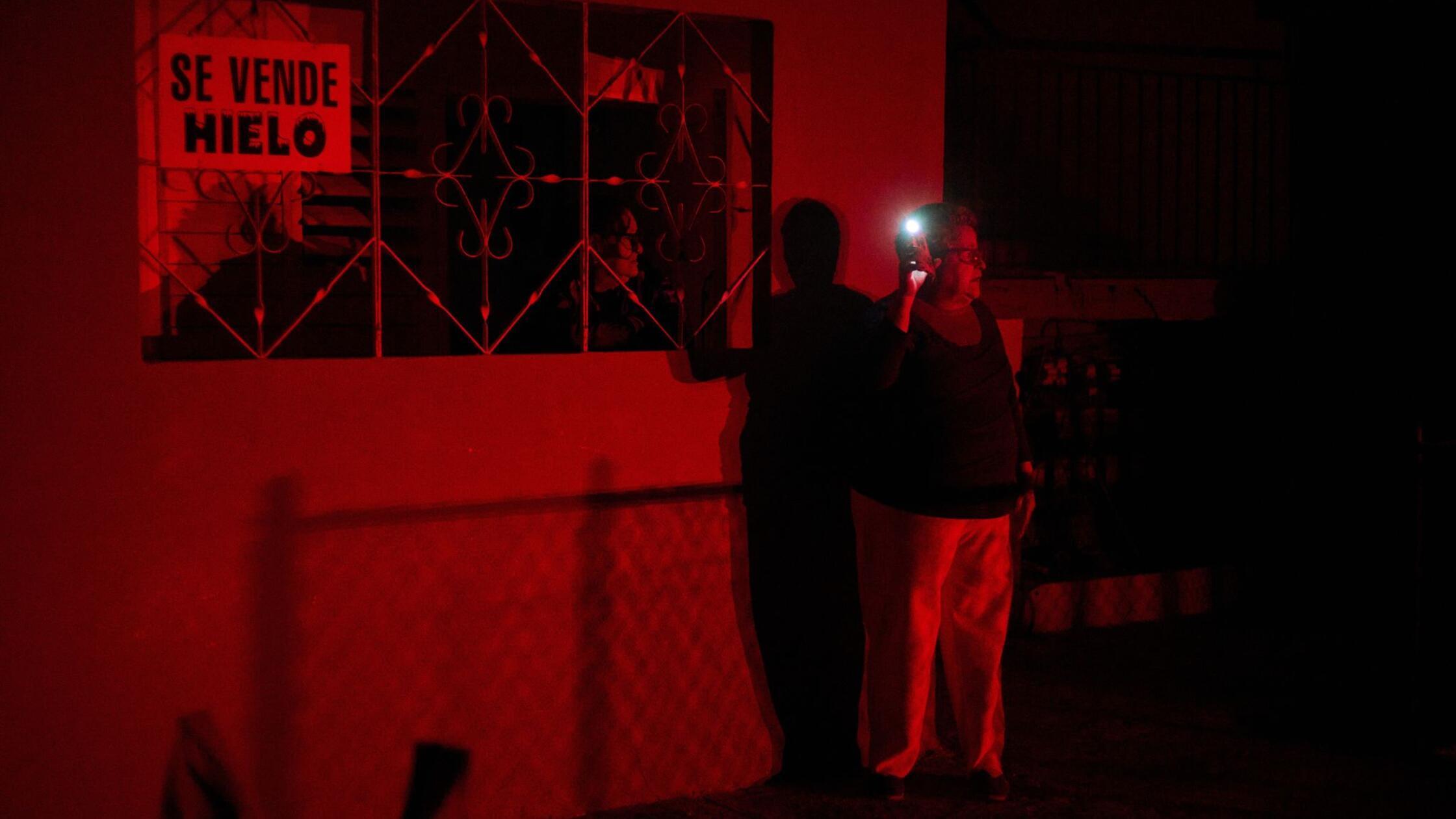 Frauen benutzen eine Handy-Taschenlampe und unterh