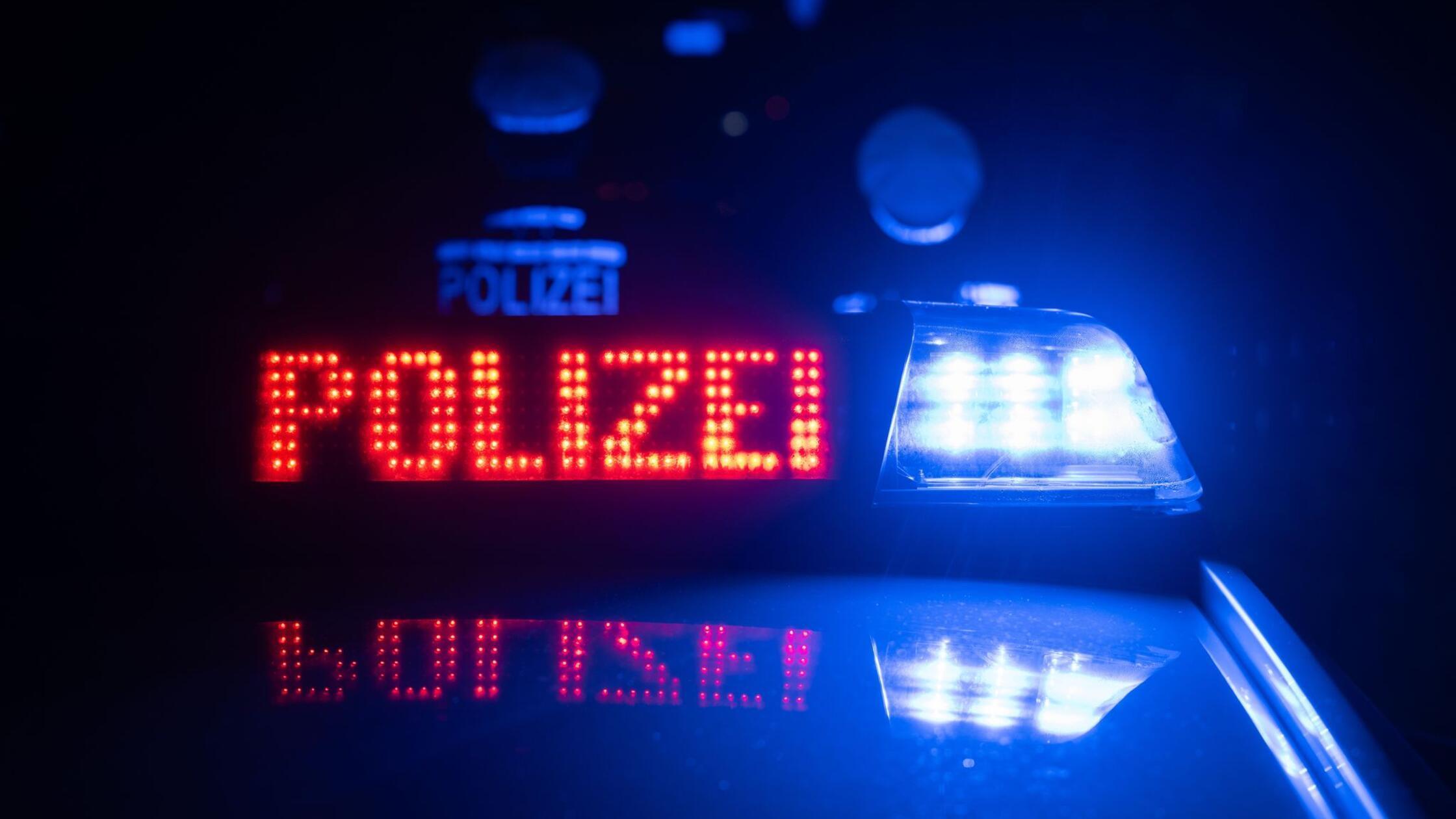 Zwei Polizisten stehen im Rahmen eines Fototermins