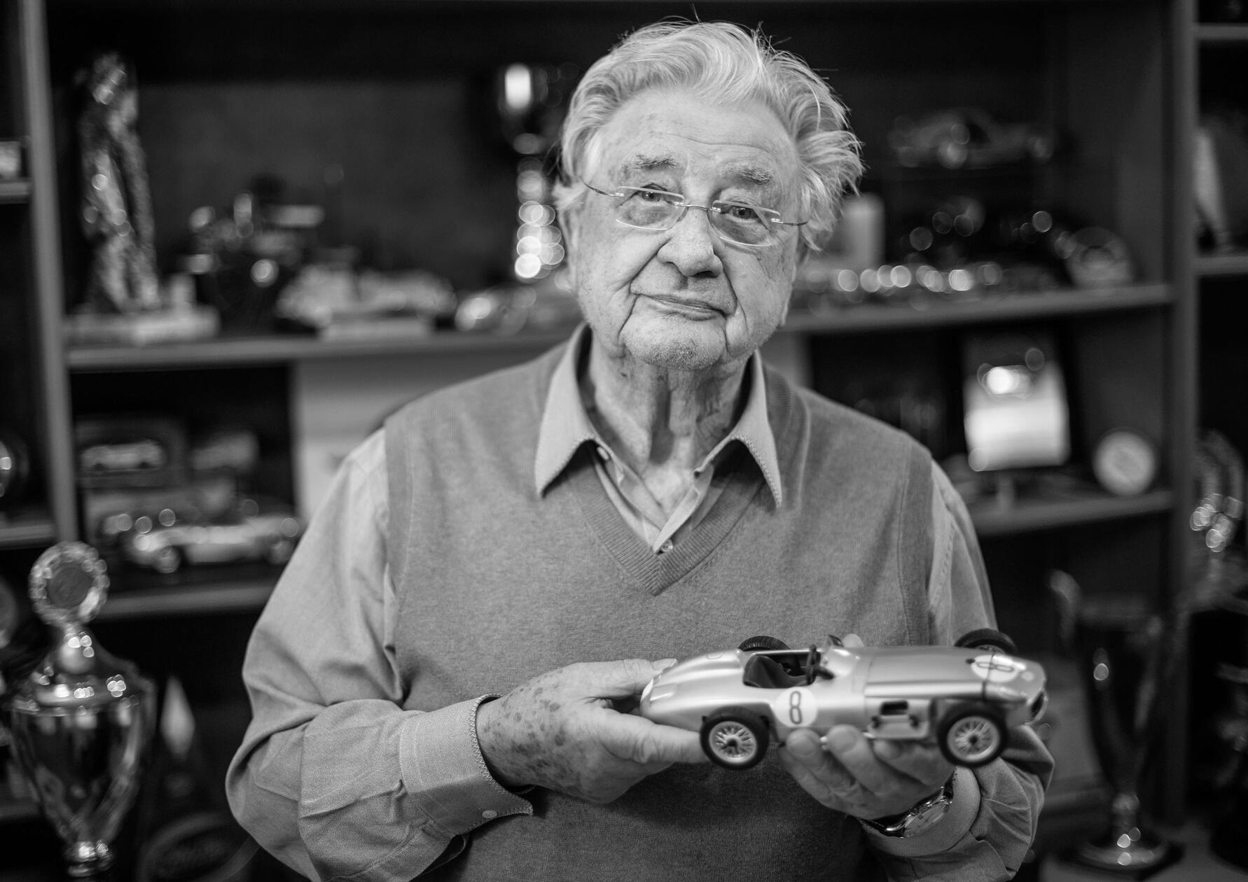 Die Rennfahrer-Ikone Hans Herrmann ist tot. Der frühere Le-Mans-Gesamtsieger starb am Freitag im Alter von 97 Jahren, wie der Autobauer Porsche unter Berufung auf seine Familie mitteilte. Der Rennfahrer gehörte zu den erfolgreichsten deutschen Motorsportlern der Nachkriegszeit. Mit seinem Fahrstil und zahlreichen Podestplätzen prägte er eine ganze Generation deutscher Rennfahrer.