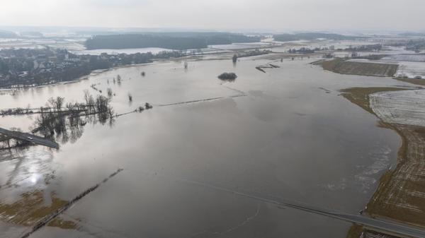 An der Aisch bei Lonnerstadt im Landkreis Erlangen-Höchstadt herrschte am Mittwoch bereits ebenfalls Hochwasseralarm. Das Wasserwirtschaftsamt Nürnberg hat am Dienstag, 10. Februar, eine Warnung vor Ausuferungen und Überschwemmungen ausgegeben.