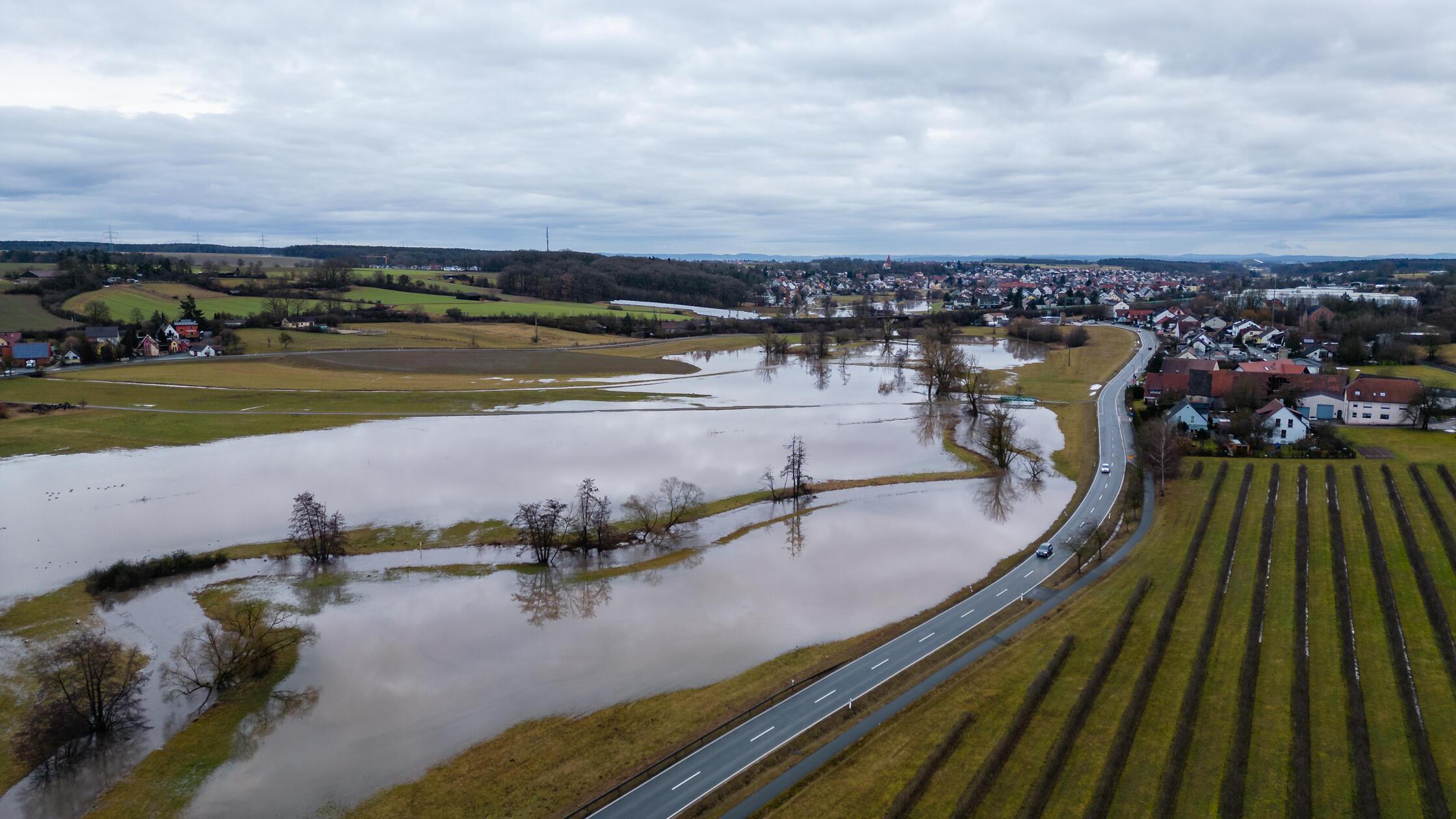 Hochwasser lÃ¤sst FlÃ¼sse Ã¼ber die Ufer treten: M