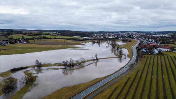 Hochwasser lässt Flüsse über die Ufer treten: M