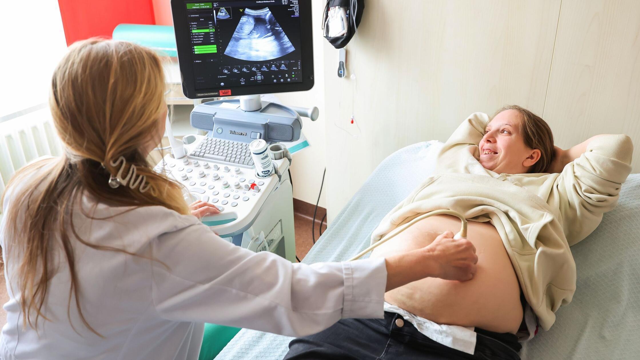 Jasmin Schmidt (r) bekommt mit ihrer Zwillings-Sch