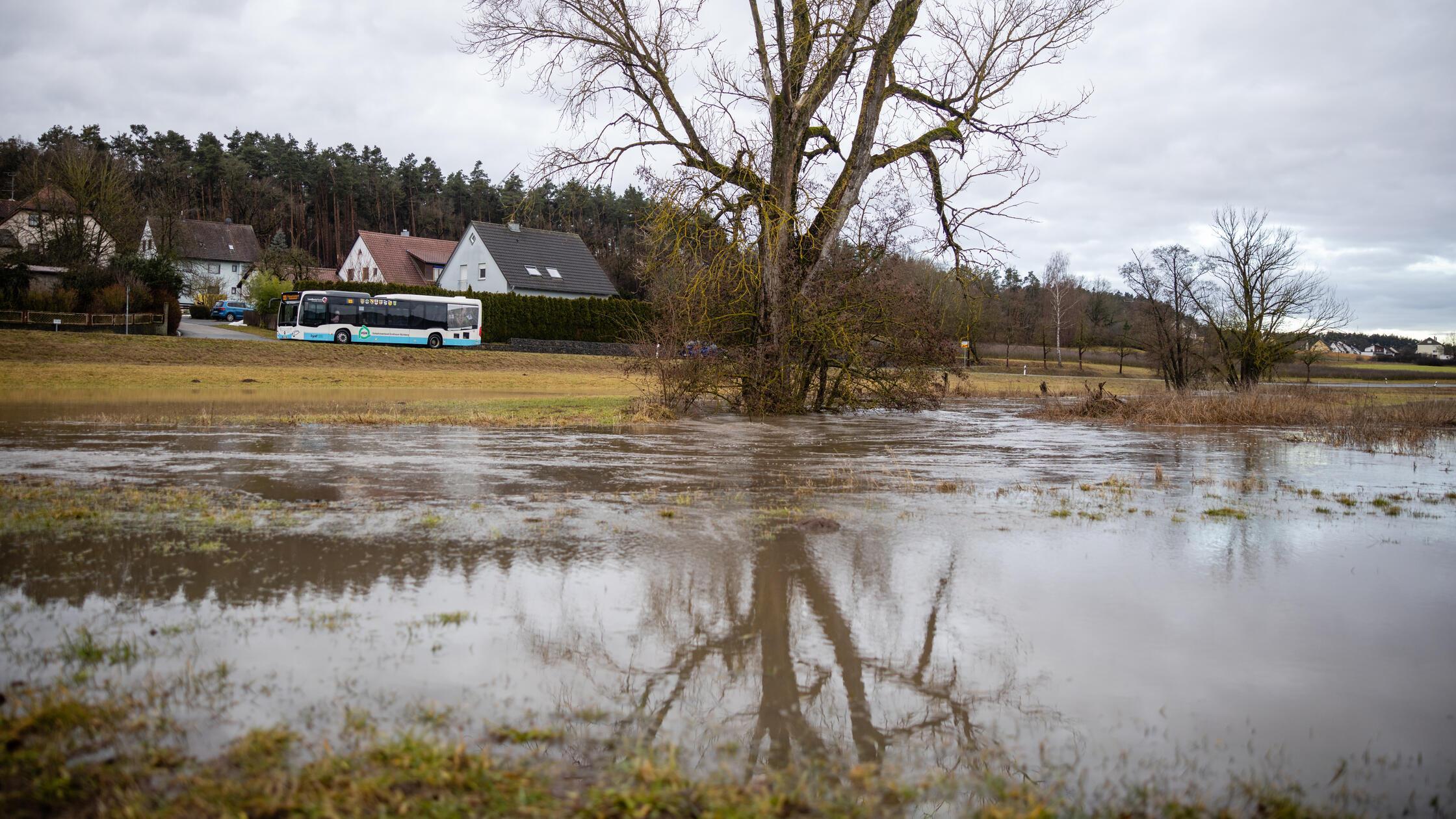 Hochwasser lÃ¤sst FlÃ¼sse Ã¼ber die Ufer treten: M