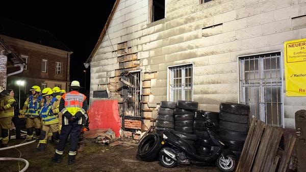 Die Feuerwehr musste am spaeten Mitwochabend (11.0