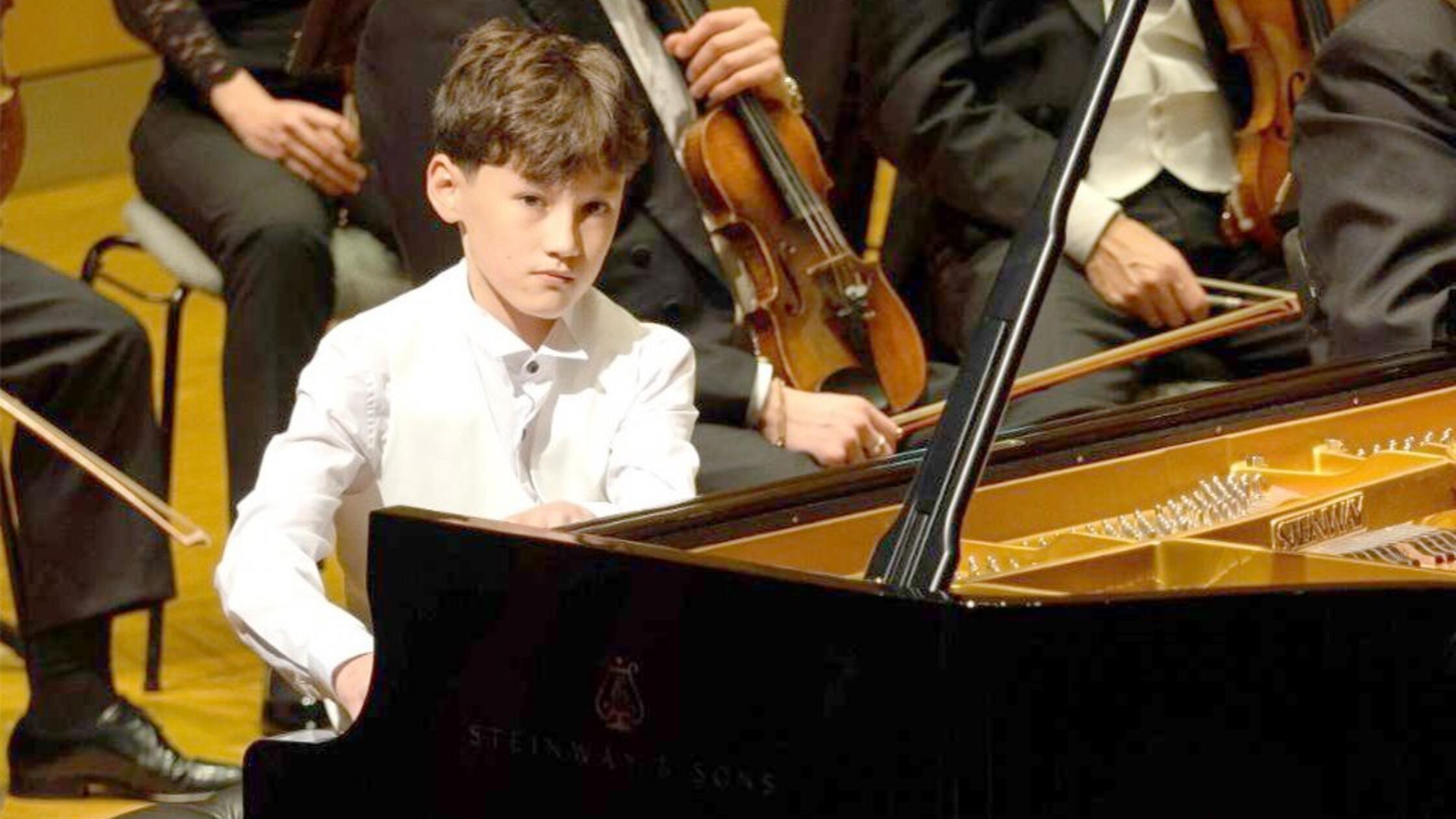 Leo Wilk am Klavier.