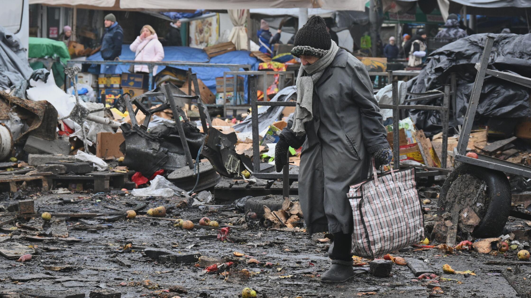 12.02.2026, Ukraine, Odesa: Menschen gehen über ei