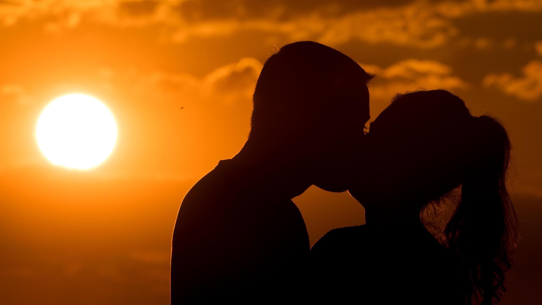 ARCHIV - Urlaubsflirt: Bei nur 16 Prozent der Befr