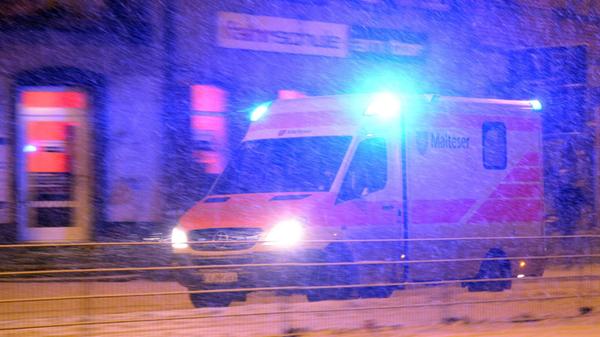 Ein Rettungswagen fährt in Freiburg (Baden-Württem