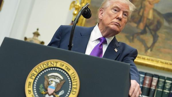 US-Präsident Donald Trump hört die Frage eines Rep