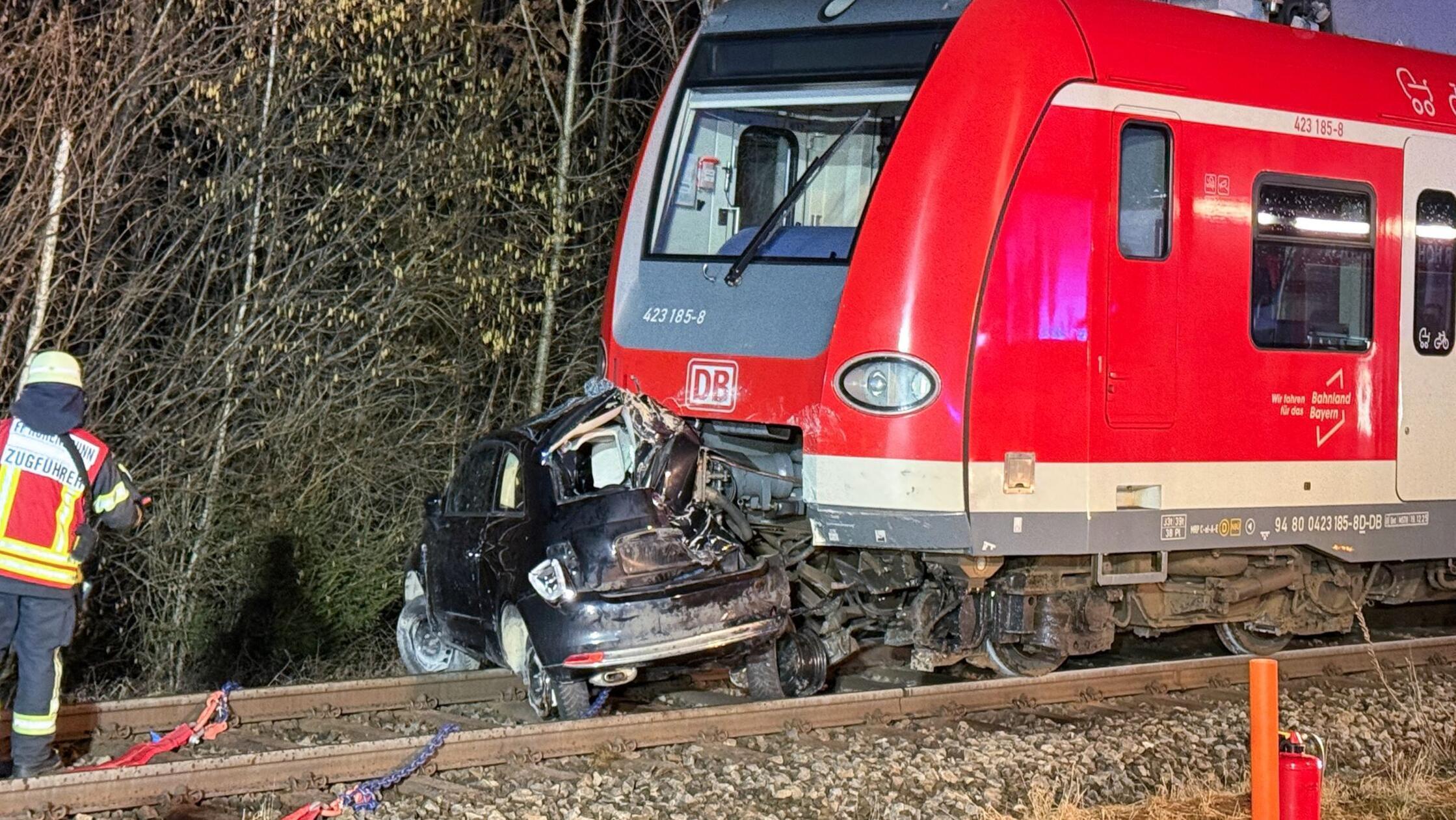 Ein zerstörter PKW steht nach einem Unfall vor ein