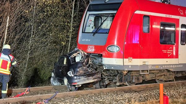 Ein zerstörter PKW steht nach einem Unfall vor ein