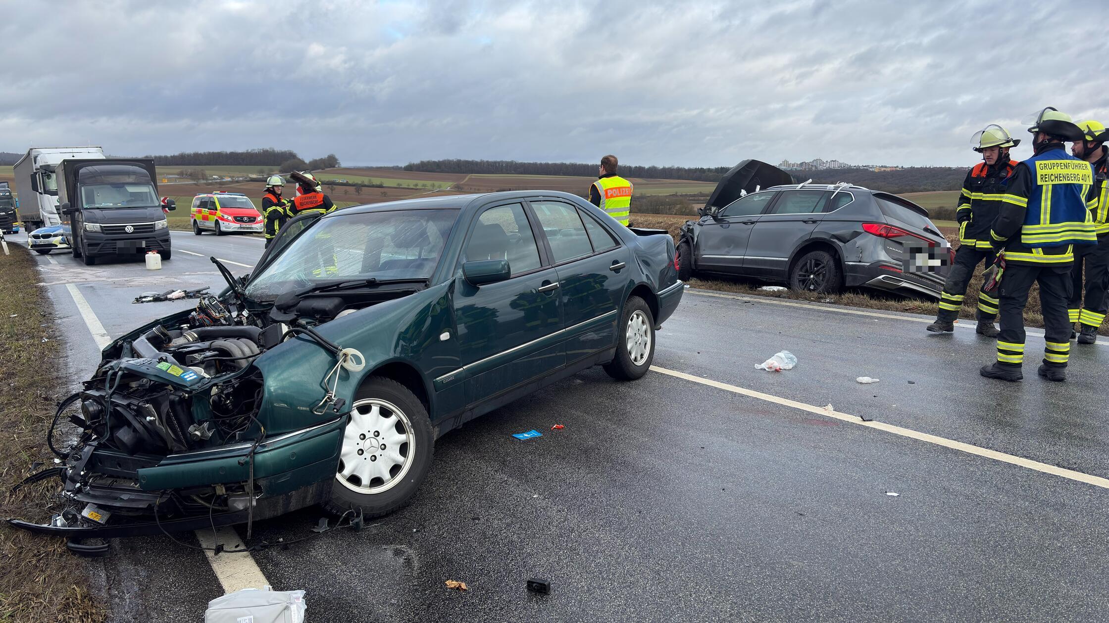 Nach derzeitigem Ermittlungsstand, so teilt es das Polizeipräsidium Unterfranken mit, sei ein 41-Jähriger von Würzburg Richtung Giebelstadt unterwegs gewesen, als er auf regennasser Fahrbahn und bei nicht angepasster Geschwindigkeit die Kontrolle über seinen Wagen verlor.