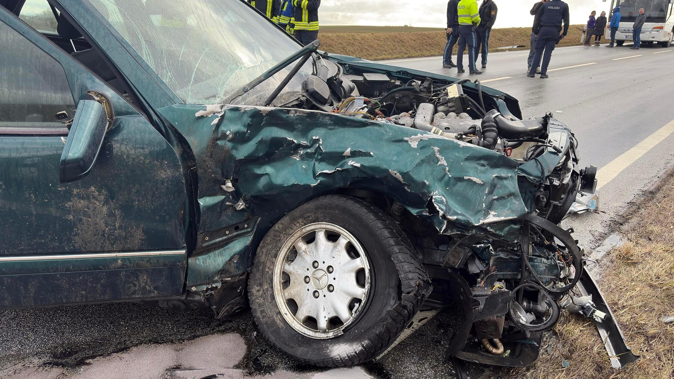 In der Folge geriet er auf die Gegenfahrbahn und kollidierte dort frontal mit dem Wagen einer 31-Jährigen.