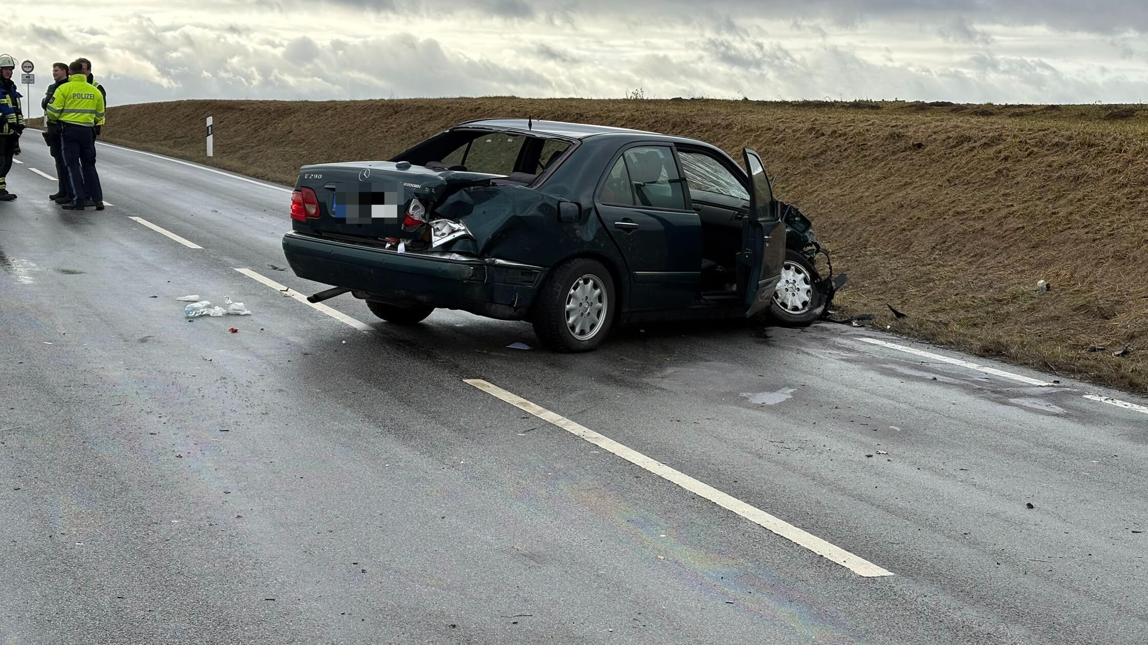 Beide Fahrzeuginsassen wurden schwerverletzt und kamen mit Rettungswägen in eine Klinik. Lebensgefahr bestand aber laut Angaben der Polizei nicht.