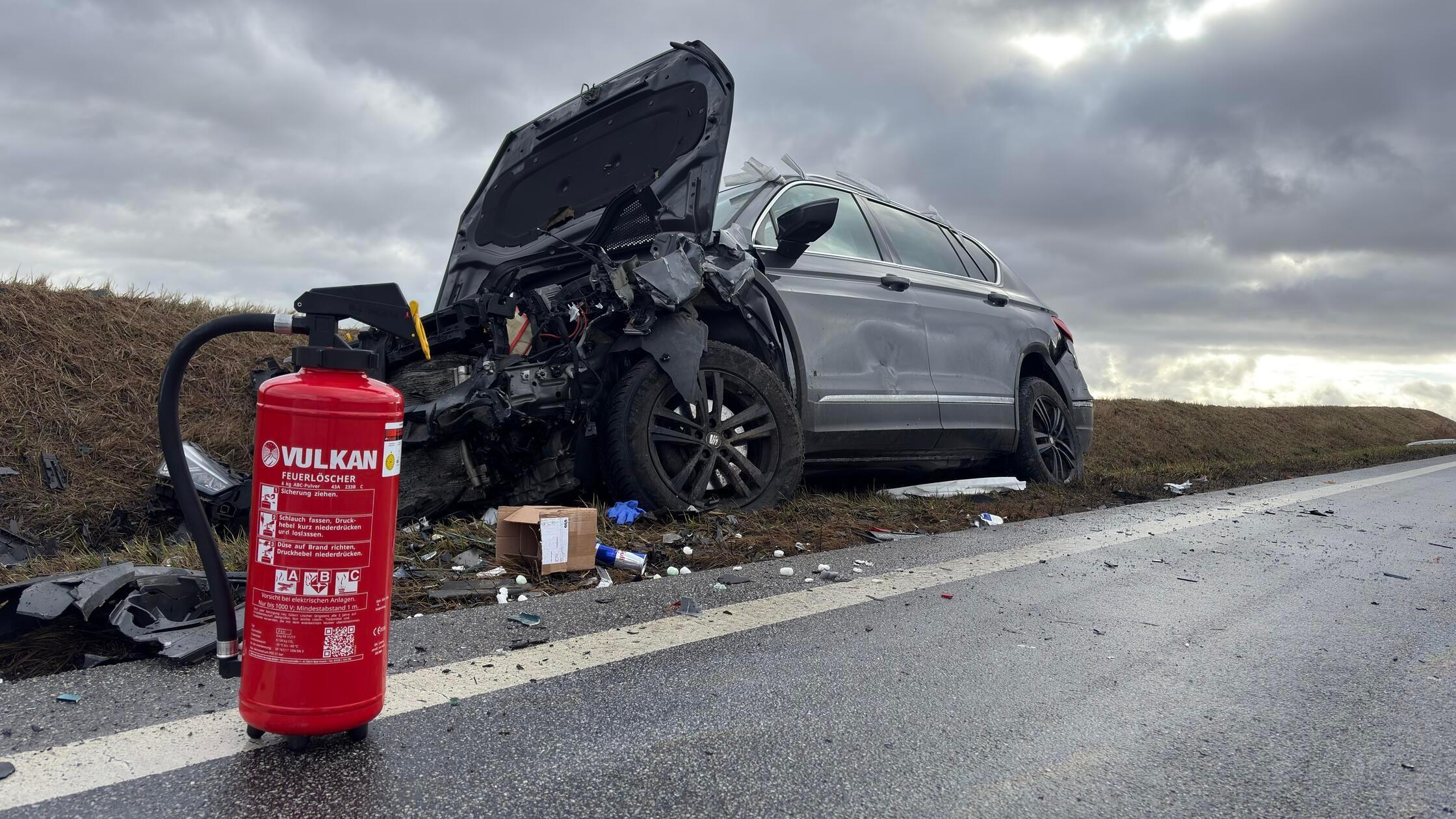 Die B19 ist derzeit voll gesperrt und wird dies wohl noch bis in die Mittagsstunden hinein bleiben.