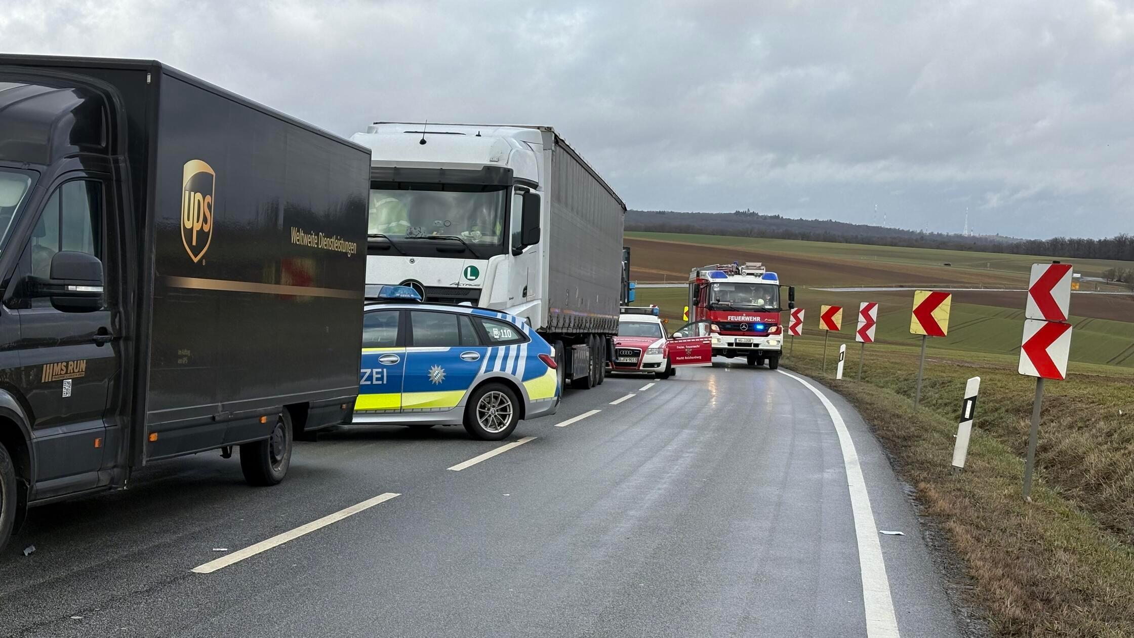 Die Feuerwehr hat eine Umleitung eingerichtet.