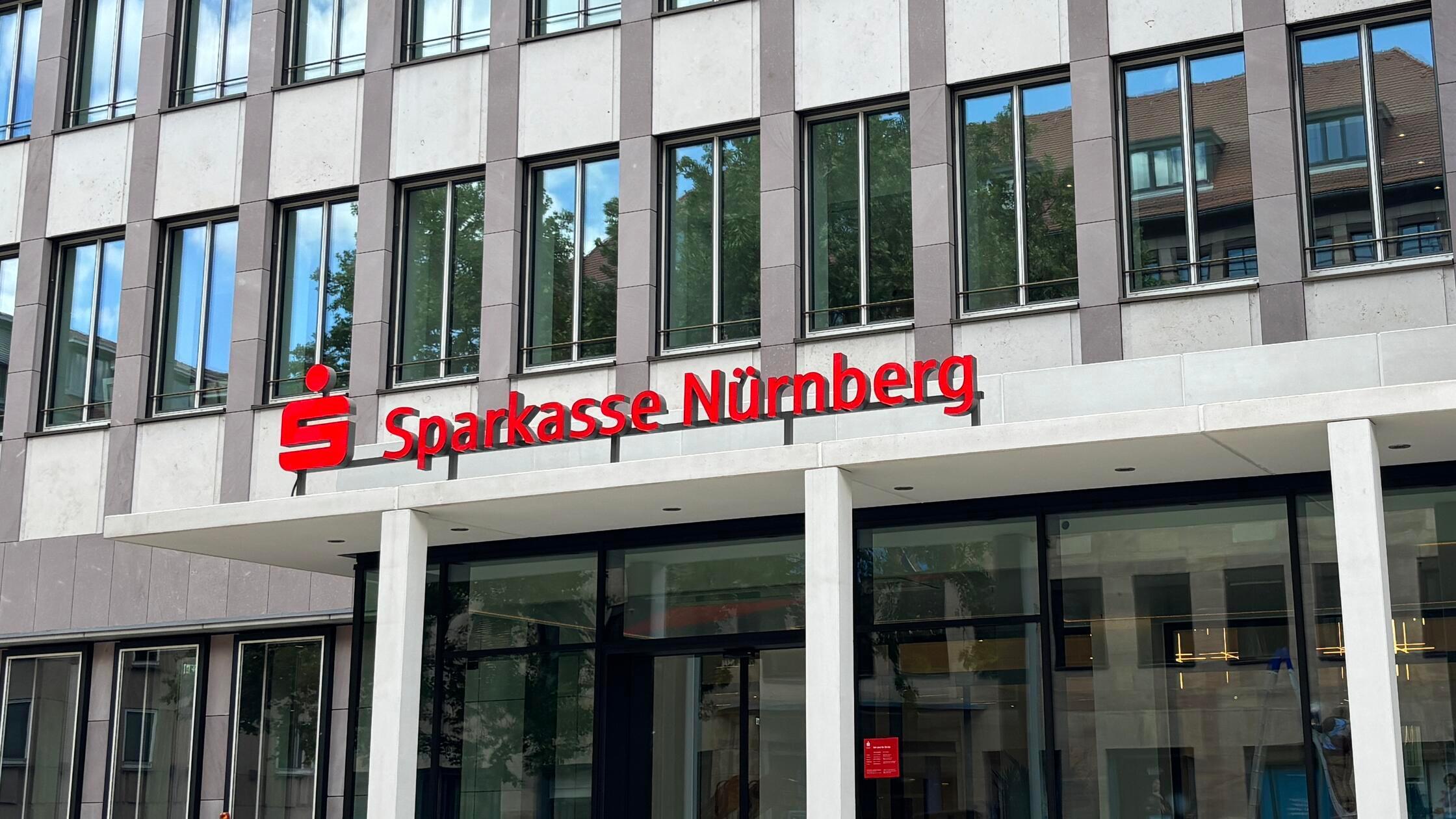 SparkasseN_Eingang_01