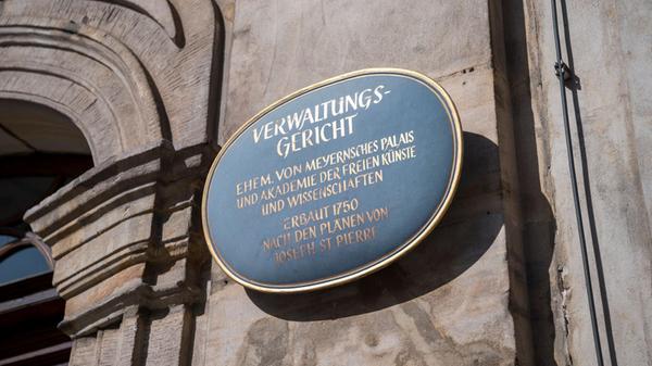 «Verwaltungsgericht» steht auf einem Schild neben