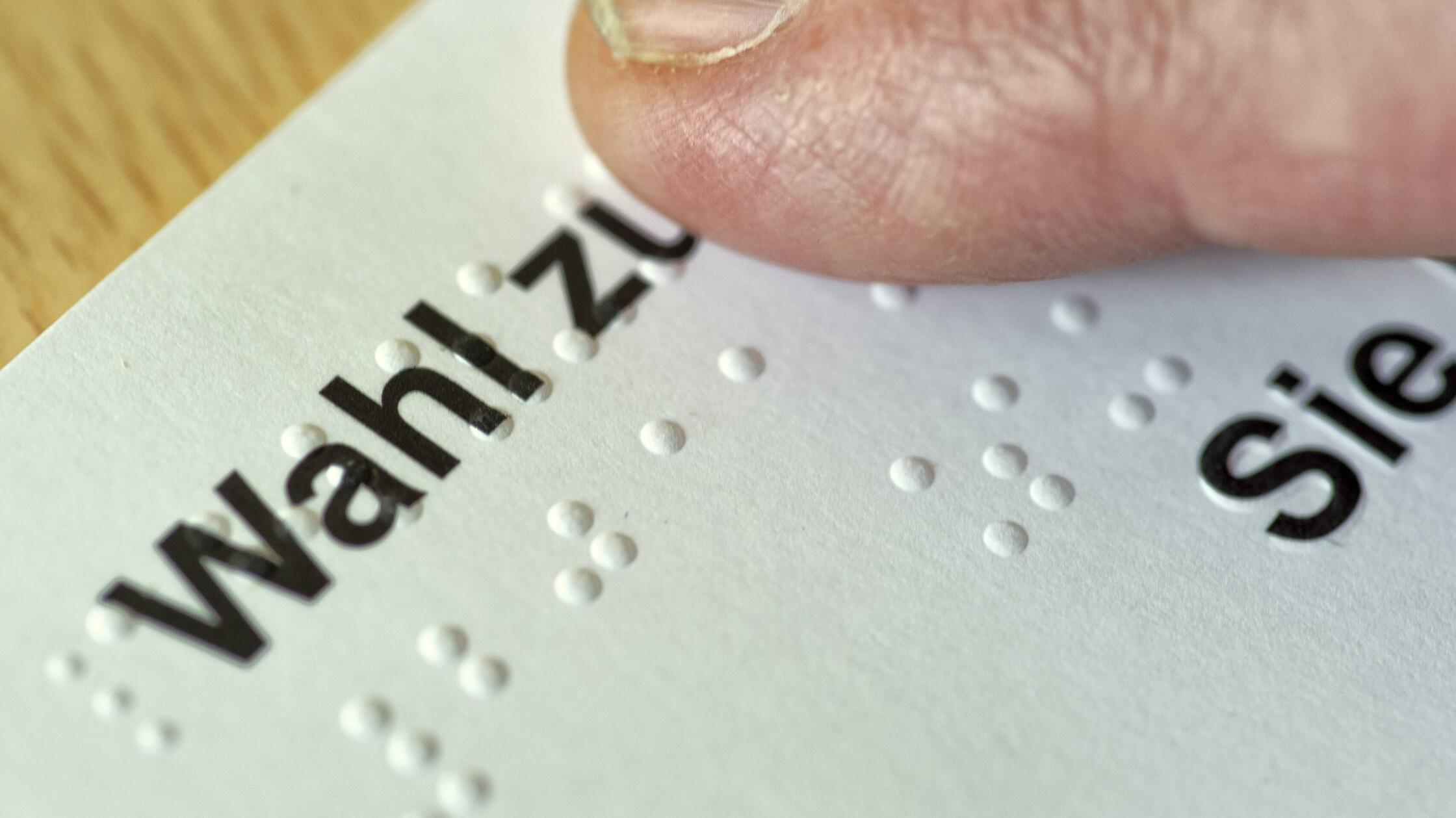 Ein Blinder ertastet am Mittwoch 09 03 11 die Info