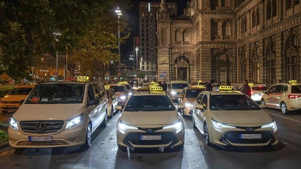 Wartende Taxen am Bahnhof in den Nachtstunden, Nür