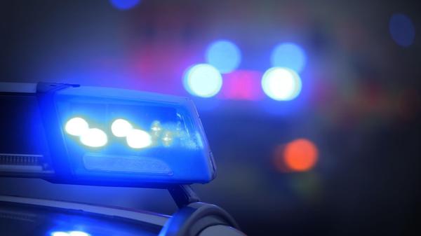 Ein Polizeiauto mit eingeschaltetem Blaulicht steh