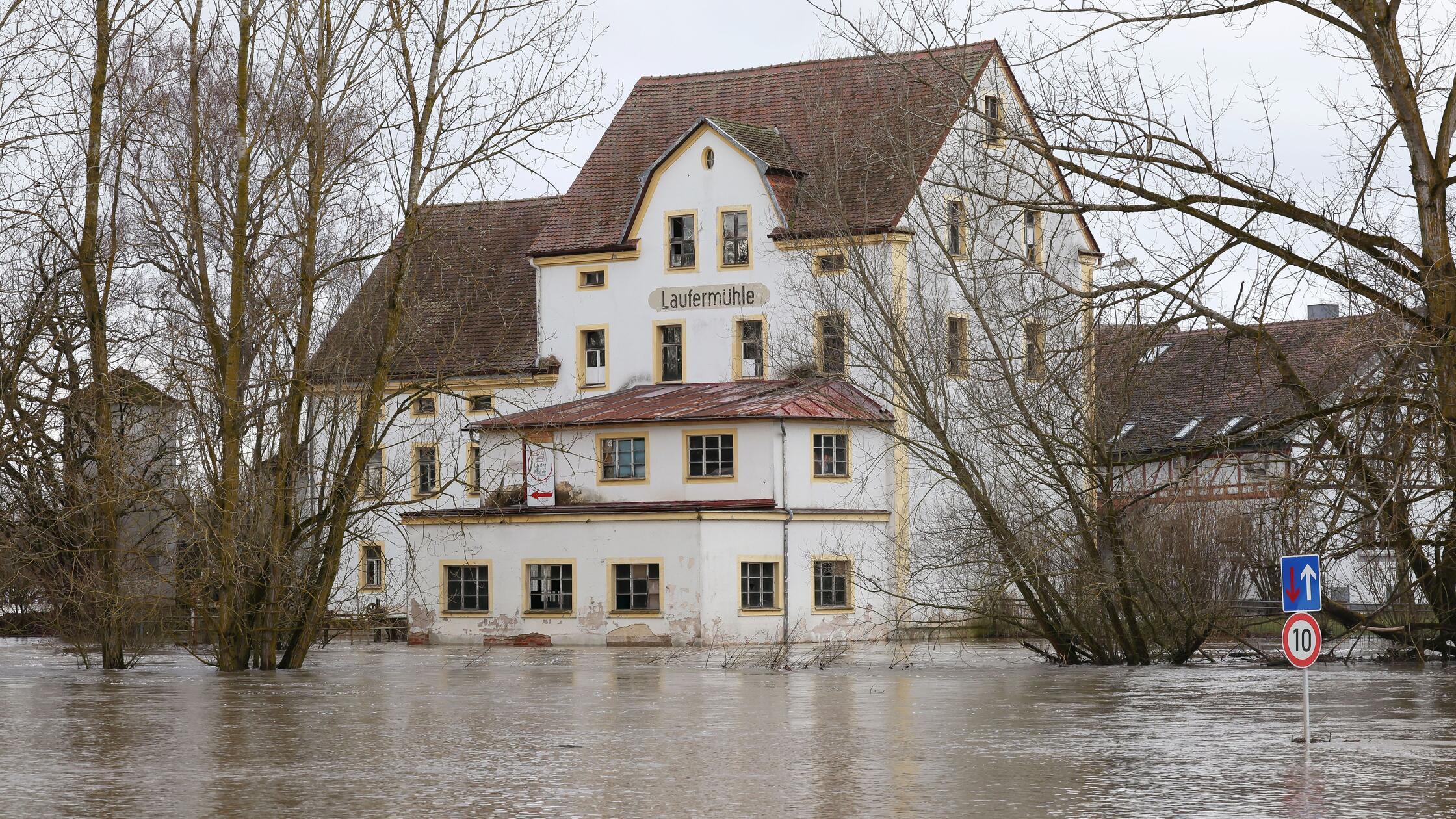 Die Aisch führt Hochwasser bei Adelsdorf-Lauf an d