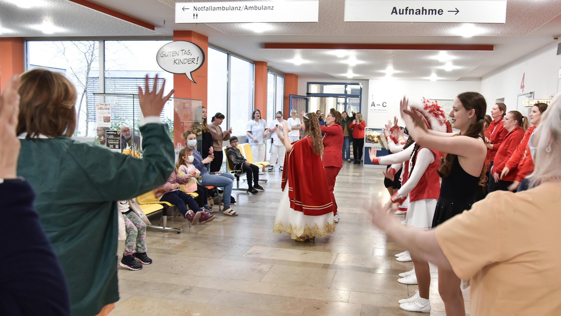 Karnevalstimmung im ganzen Foyer der Kinderklinik 