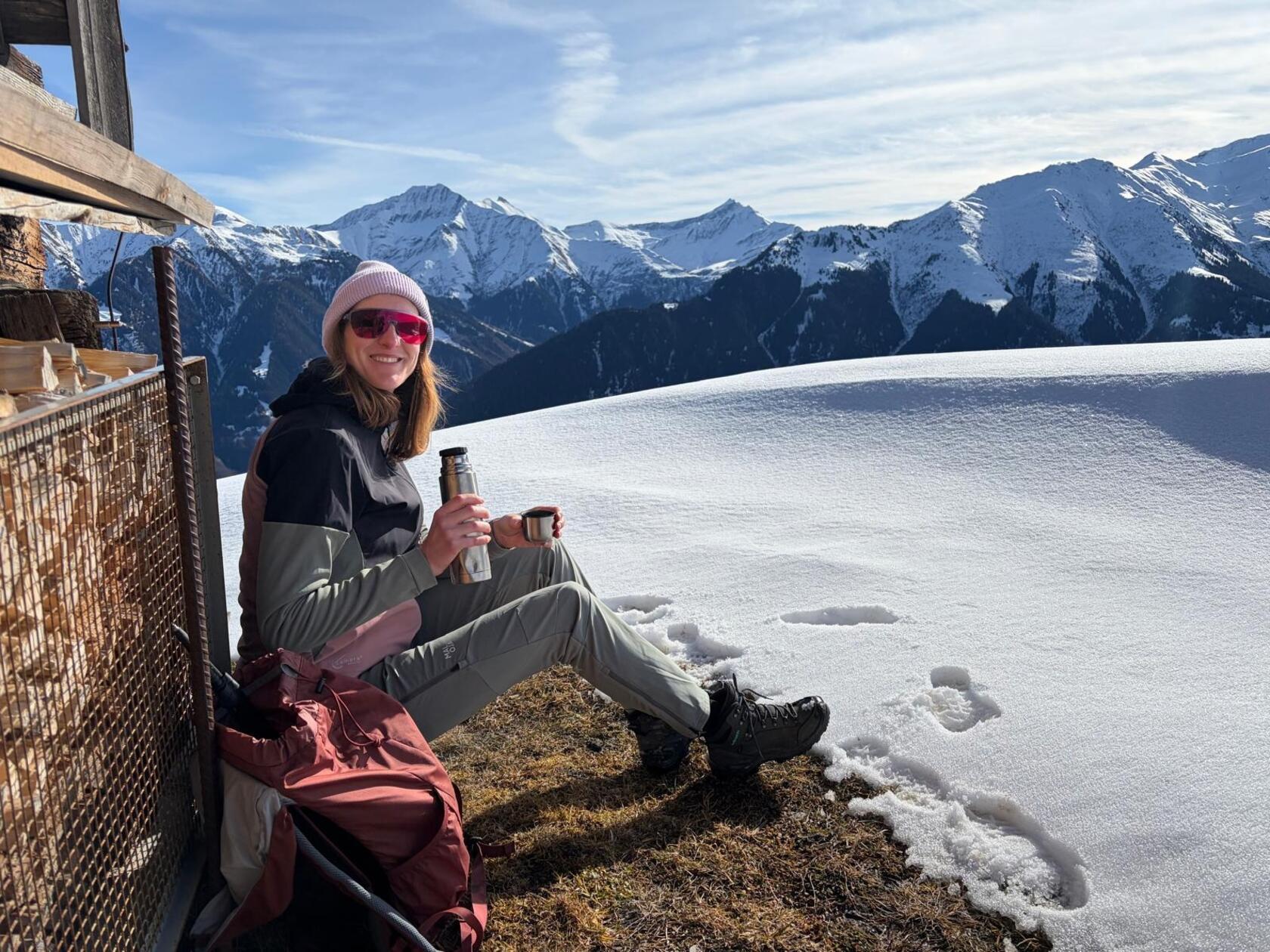 Ein Schluck heißer Tee sorgt für neue Power auf dem Winter-Weitwanderweg Via Mundaun.