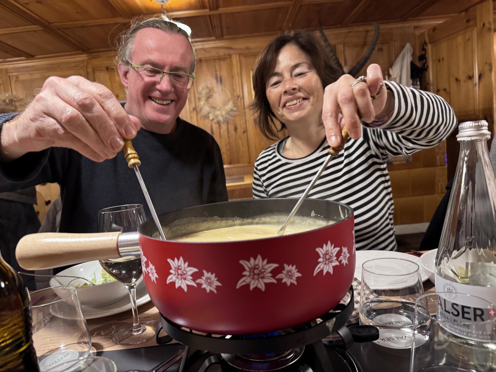 Ein Klassiker in der Schweiz: Käsefondue im Restaurant Stai in Obersaxen.
