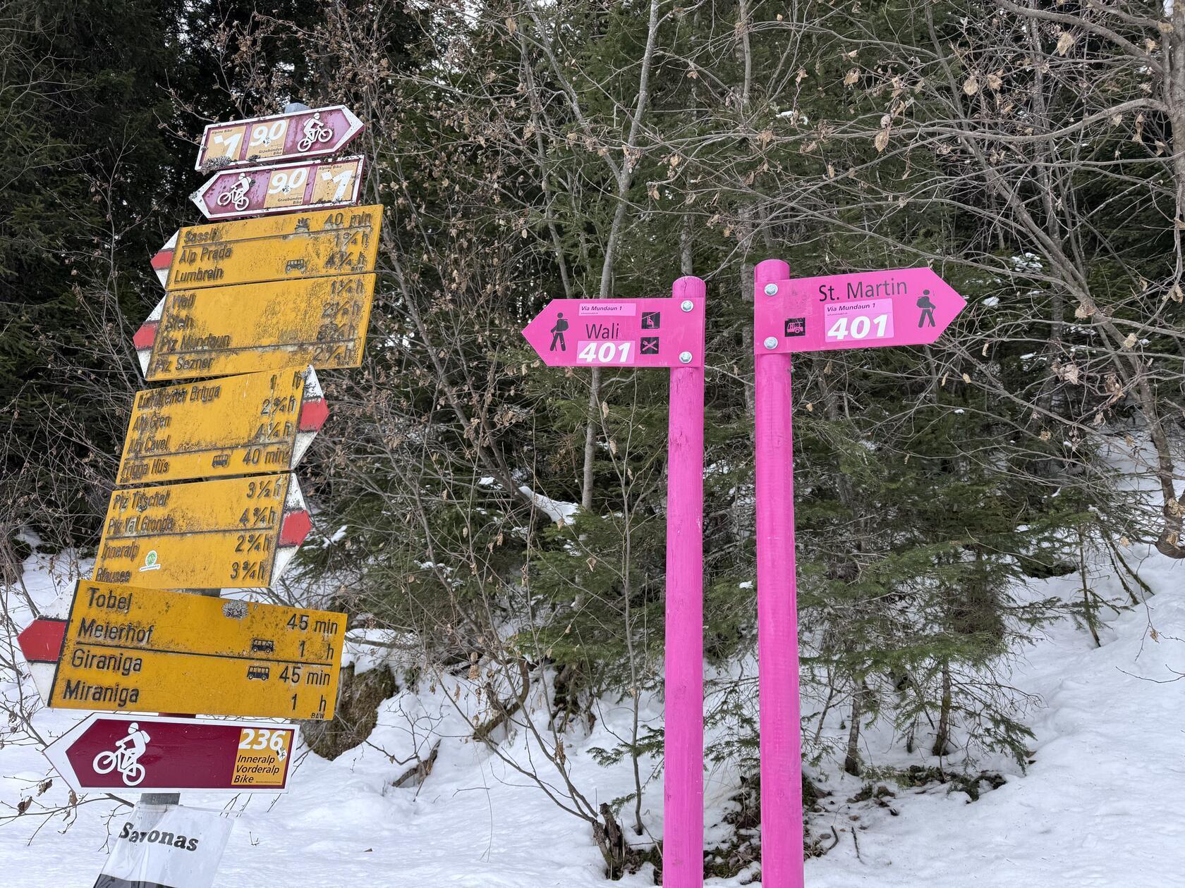 Die Winterwanderwege sind mit pinkfarbenen Schildern perfekt ausgeschildert.
