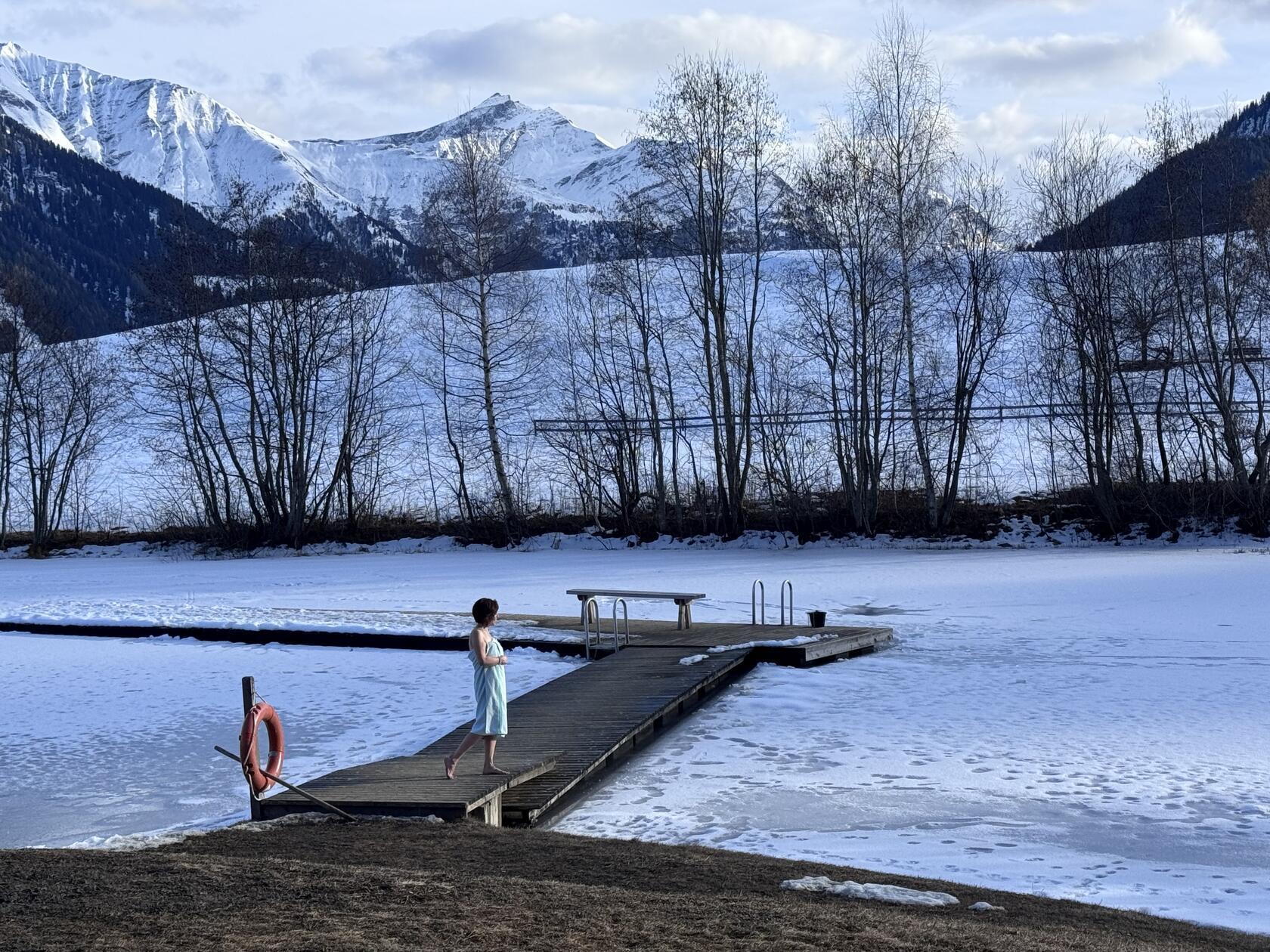 Zur Abkühlung nach der Sauna steigen manche sogar in ein Eisloch im Badesee.