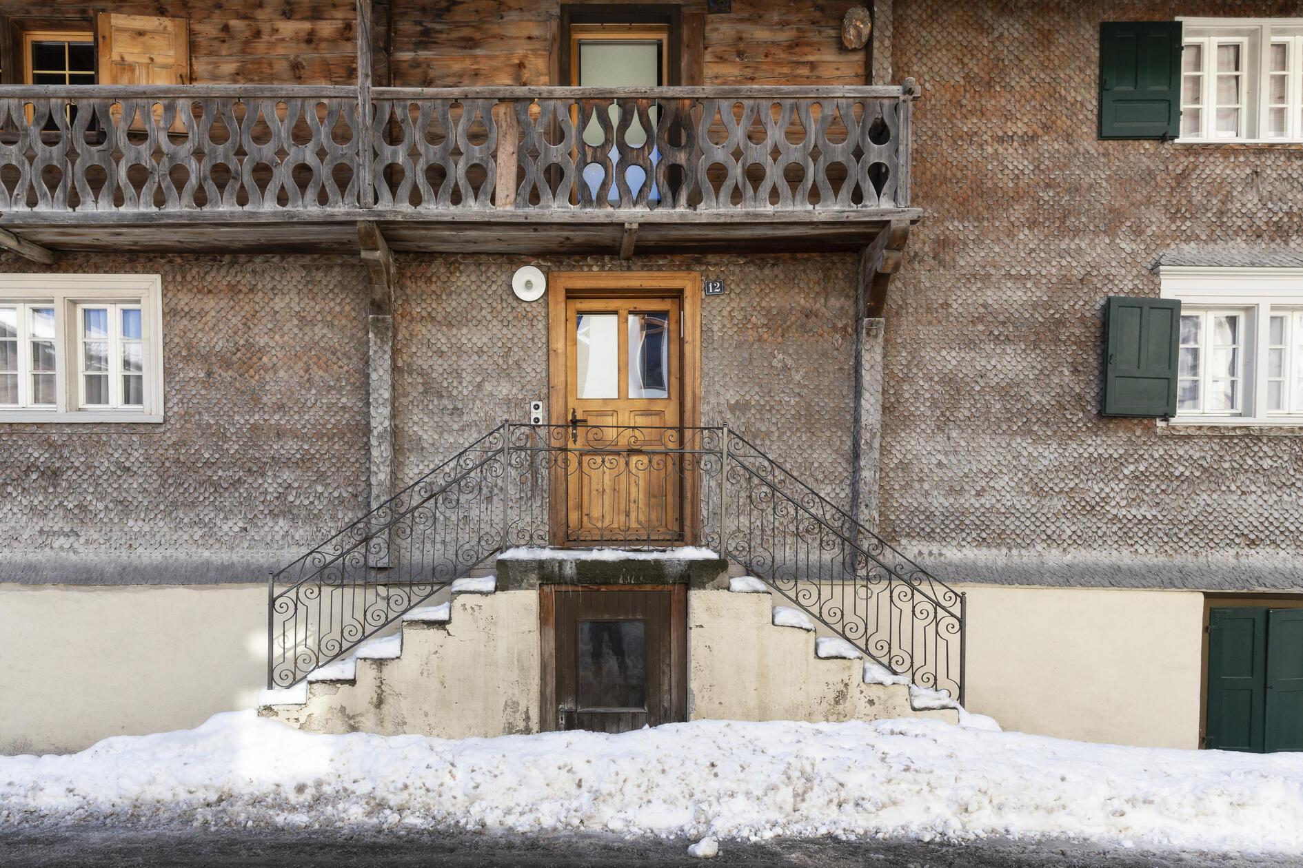 Prachtvolle Häuser stehen in den Dörfern der Surselva im Kanton Graubünden.