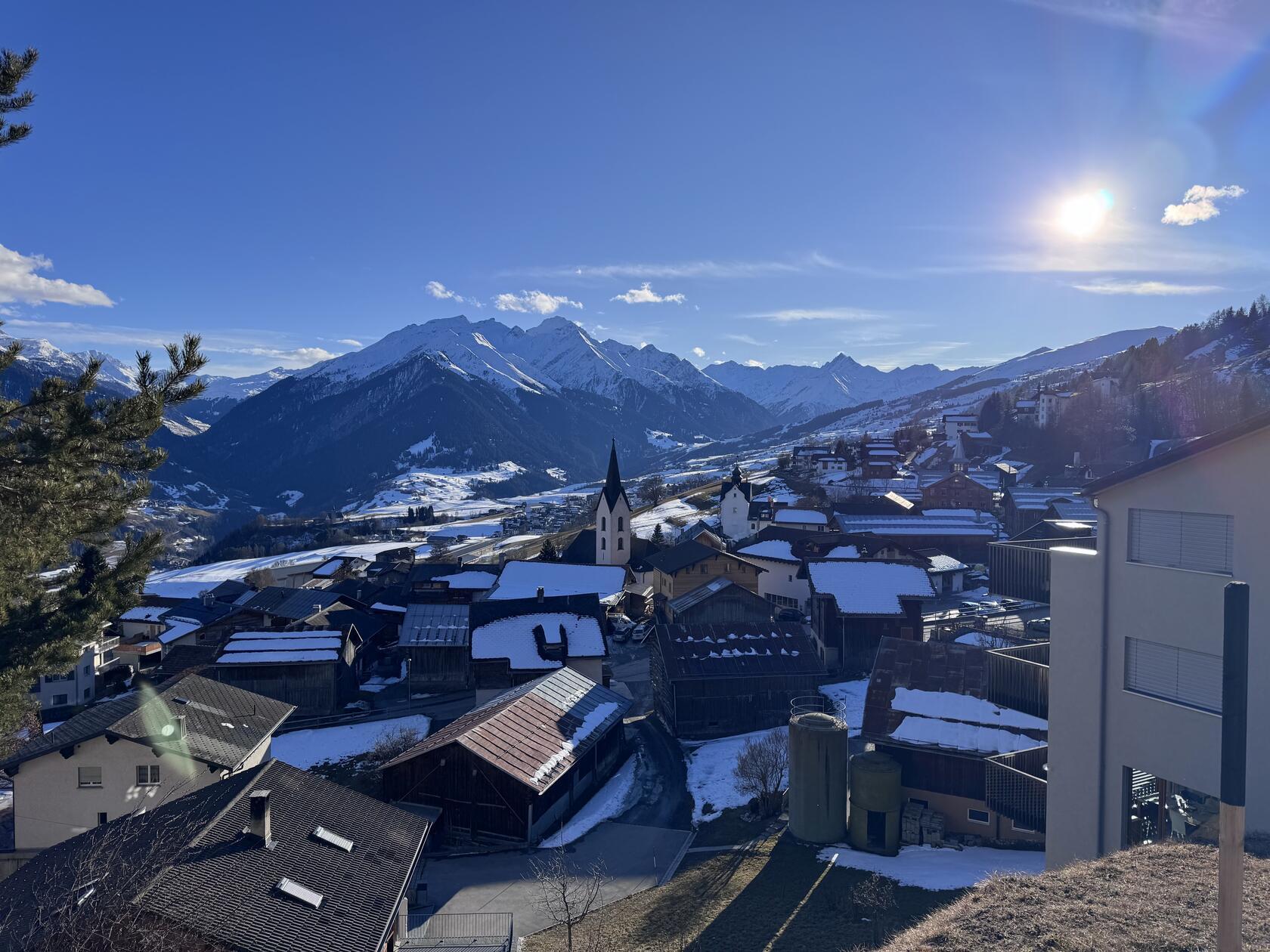 Im Val Lumnezia bieten hübsche Dörfer Einkehr und Unterkunft.