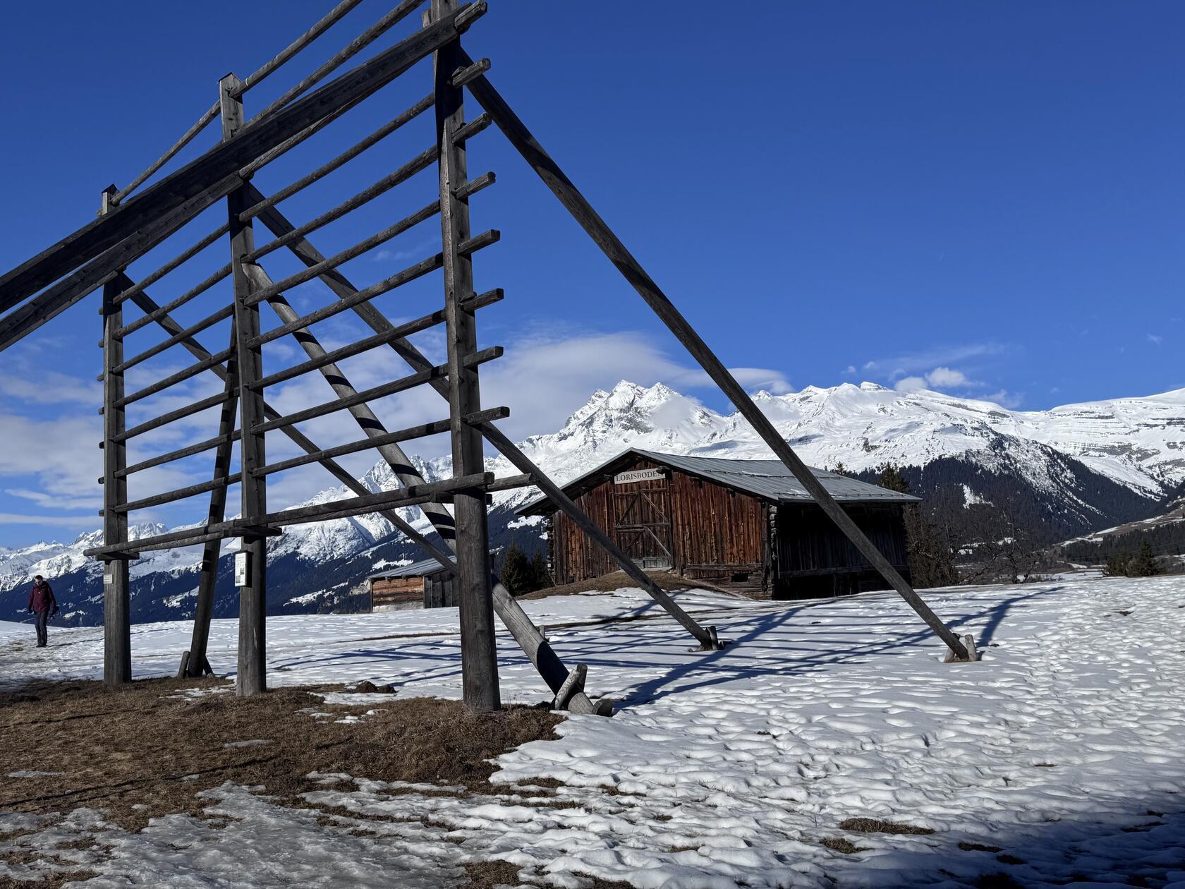 Auf diesen Holzstangen wird im Sommer Getreide getrocknet.