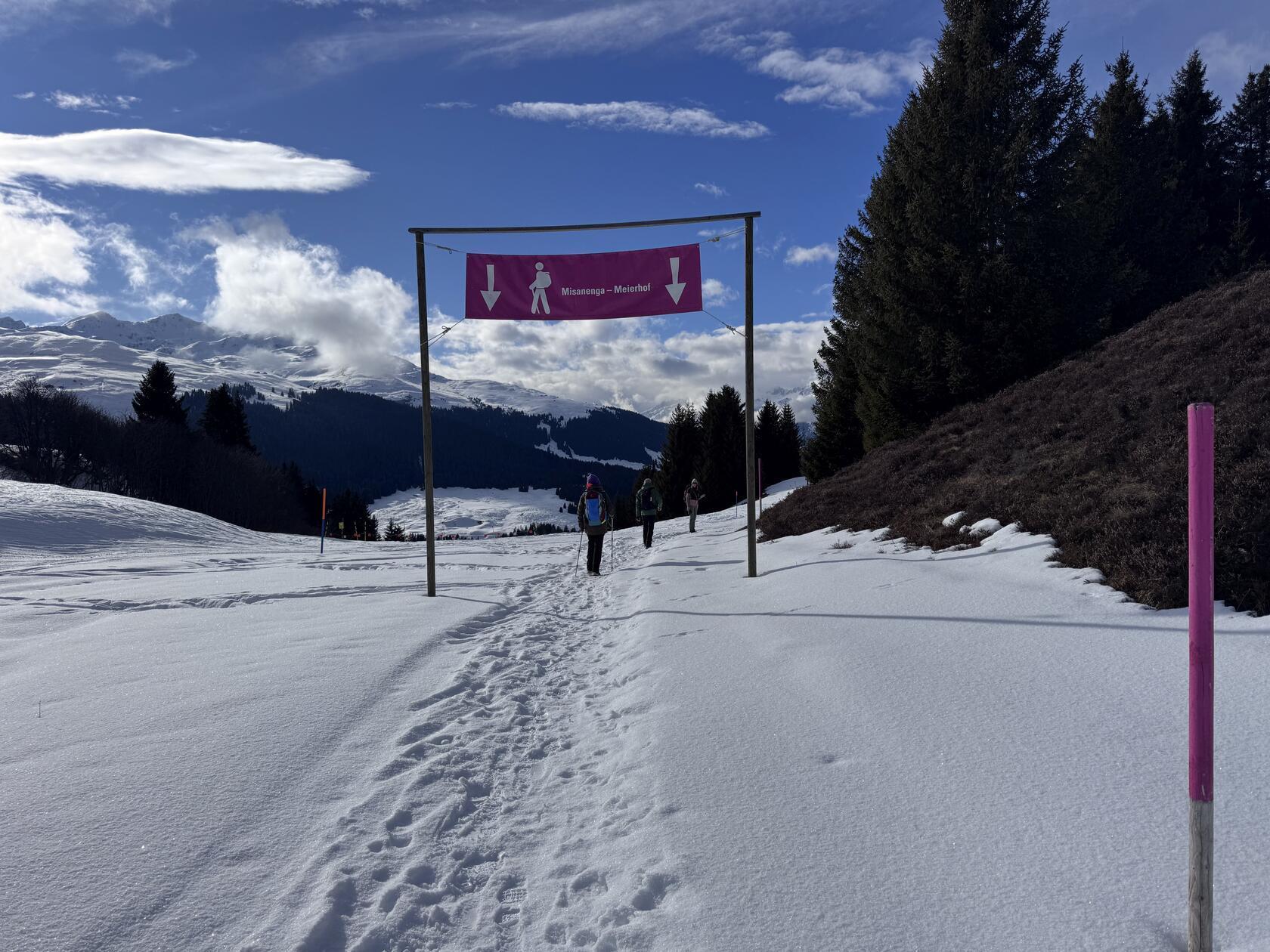Im Bereich des Skigebiets zeigen große Plakate, wo die Wanderer sicher gehen können.