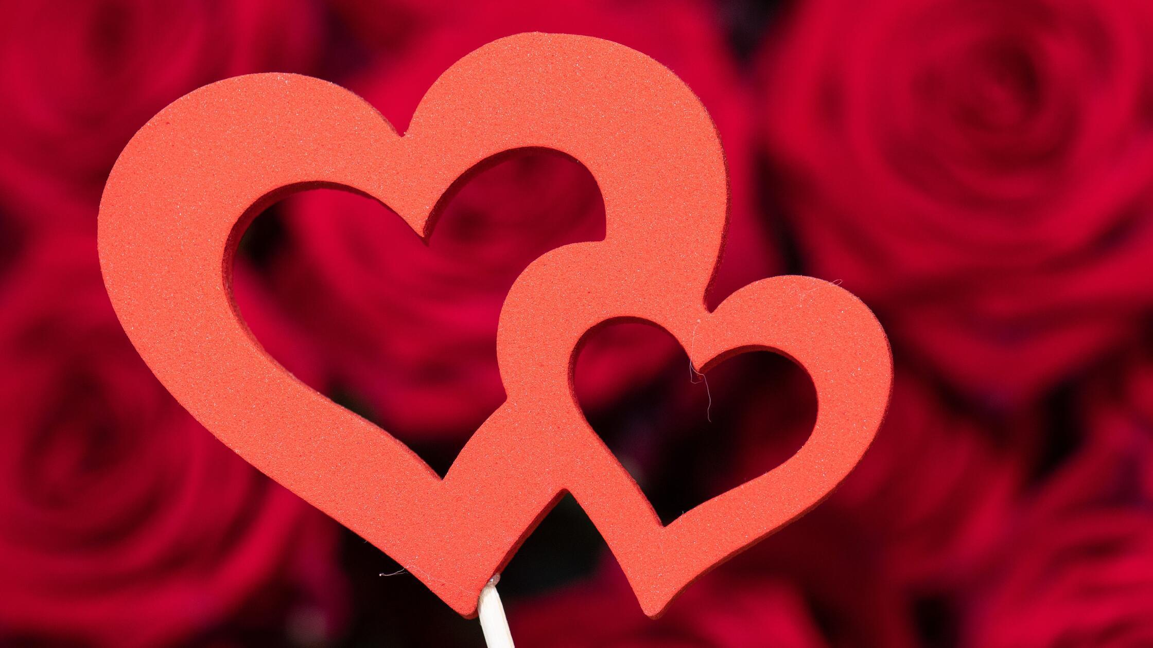 ARCHIV - 04.05.2022, Hessen, Frankfurt/Main: Das r