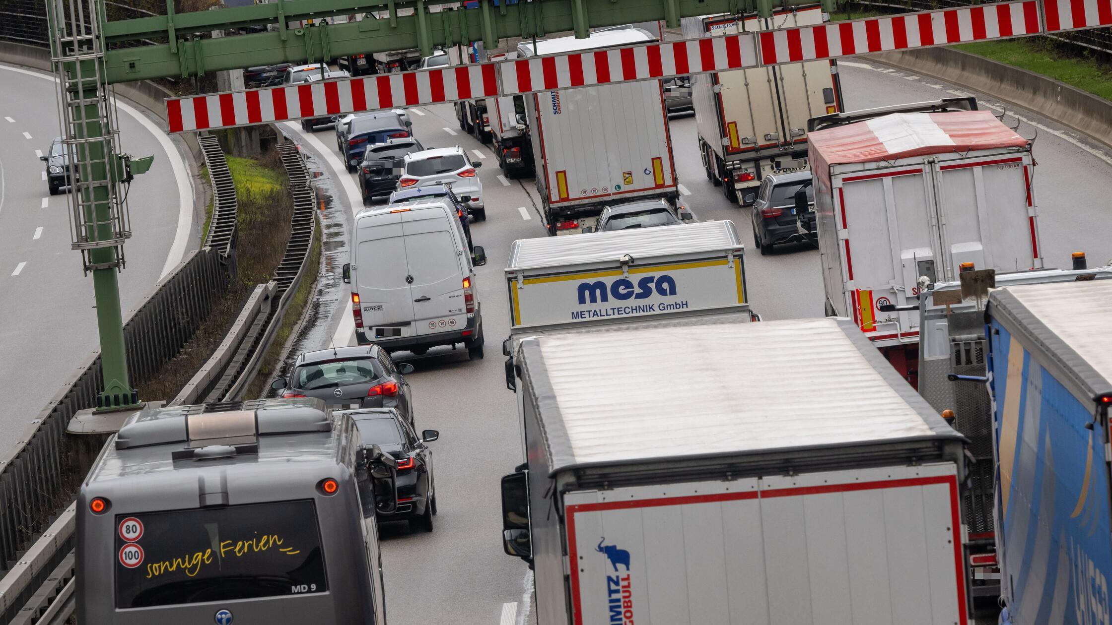 Pkw und Lkw stehen auf der Autobahn A99 dicht an d