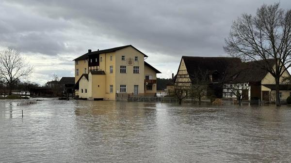 Die Hochwassersituation in Teilen Frankens hat sich zum Freitag weiter angespannt. Besonders betroffen ist unter anderem die Aisch im Bereich Adelsdorf und Willersdorf. Ganze Straßen stehen Unterwasser. Auch Häuser stehen inmitten des reißenden Hochwassers. Mittlerweile gilt die Meldestufe 3. Die Ursache sind anhaltendes Tauwetter sowie zusätzliche Niederschläge, durch die die Flüsse deutlich über ihre Ufer getreten sind. So sind ganze Landstriche vom Hochwasser betroffen. Die Einsatzkräfte beobachten die Pegelstände weiterhin genau.