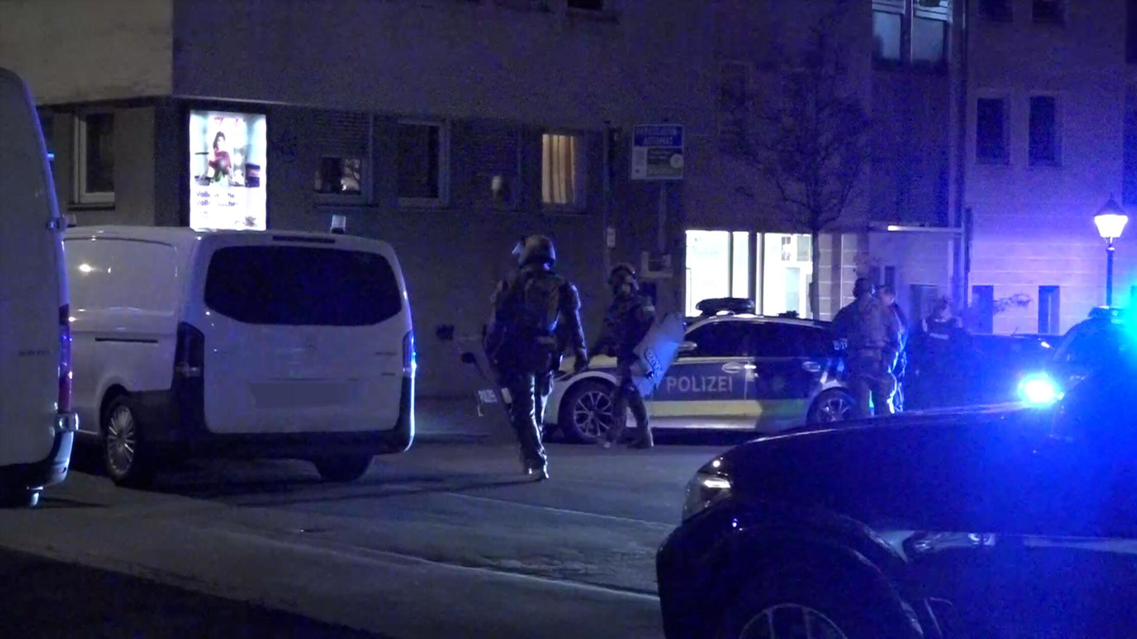 Redaktioneller Hinweis: Bitte unbedingt festgenomm