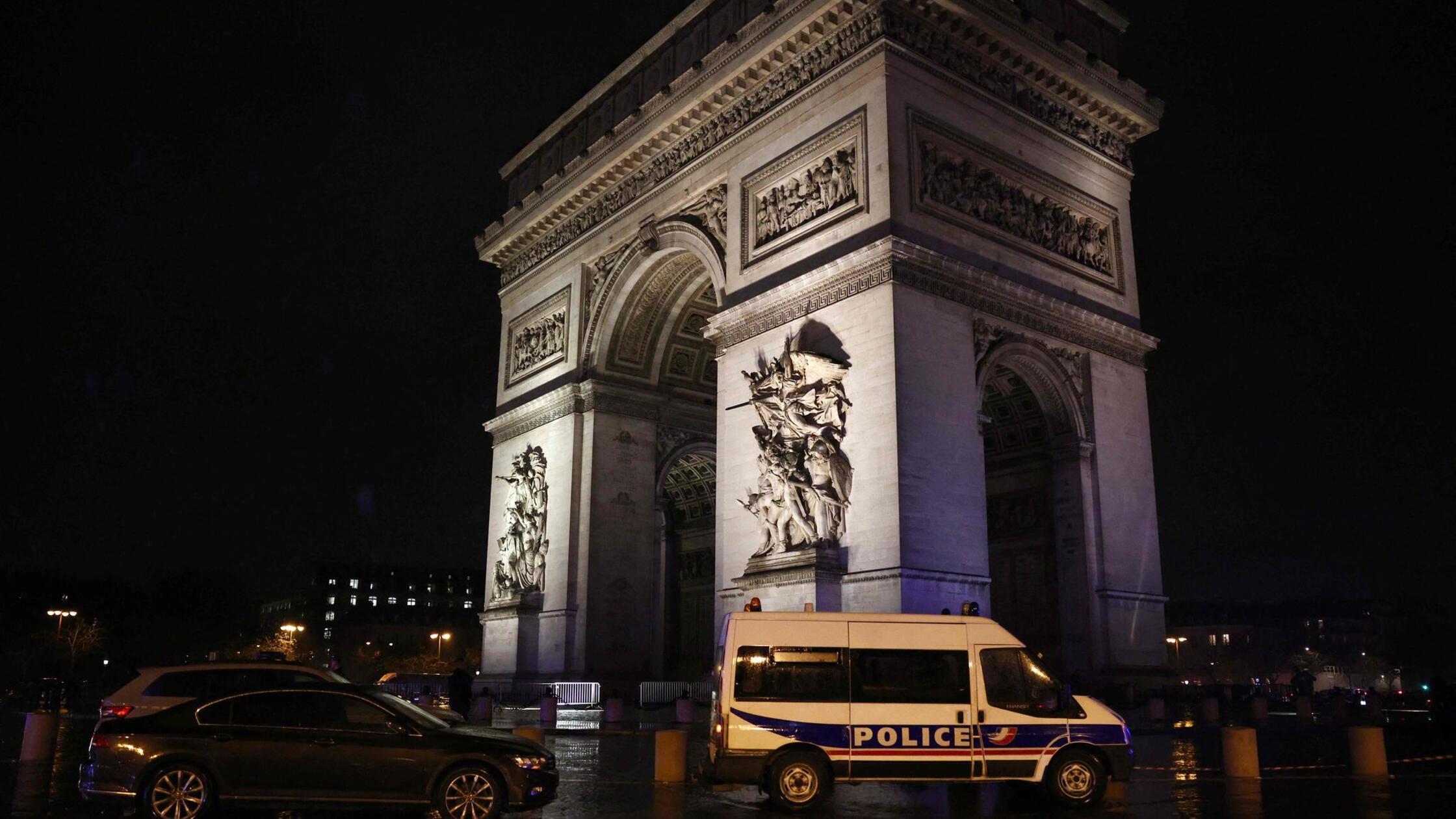 Französische Polizeibeamte sperren den Bereich um 