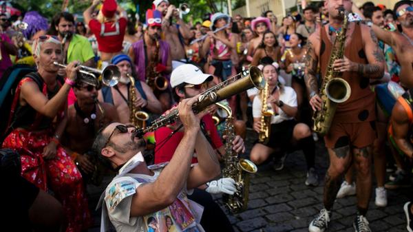Musiker spielen auf dem Straßenfest «Nada Demais»
